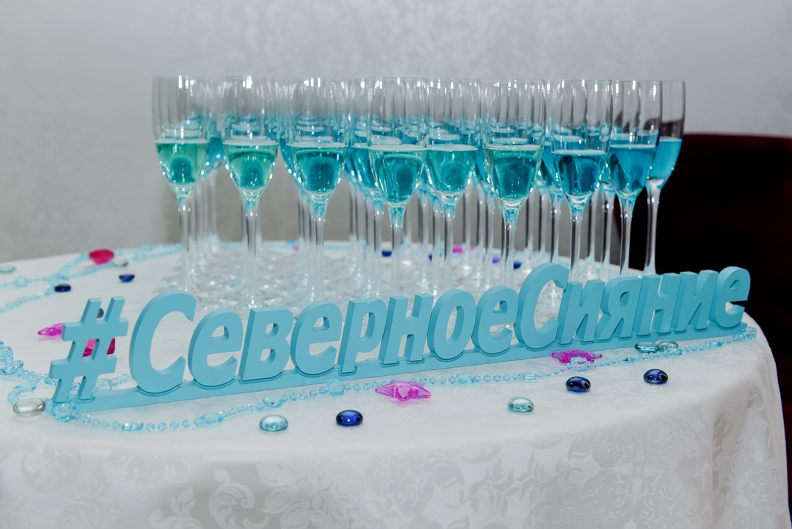  На выбор : *Свадебный номер в подарок для молодоженов  . *постановка свадебного танца ( 3 часовых занятия) * беседка в подарок на второй день  свадьбы . 